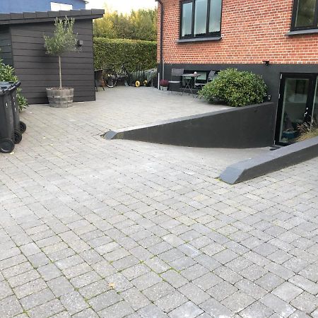 Nyistandsat Hojloftet Kaelderlejlighed Pa 70 M2 I Viborg Centrum, Med Plads Til 4 Personer Екстер'єр фото