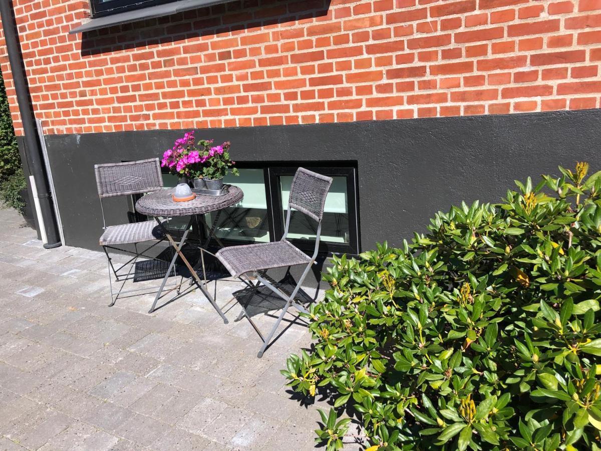 Nyistandsat Hojloftet Kaelderlejlighed Pa 70 M2 I Viborg Centrum, Med Plads Til 4 Personer Екстер'єр фото
