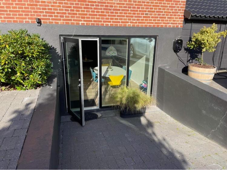 Nyistandsat Hojloftet Kaelderlejlighed Pa 70 M2 I Viborg Centrum, Med Plads Til 4 Personer Екстер'єр фото